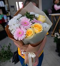 Букет цветов из:  Герберы, Розы и Хризантемы в Кизляре Республики Северная Осетия-Алания