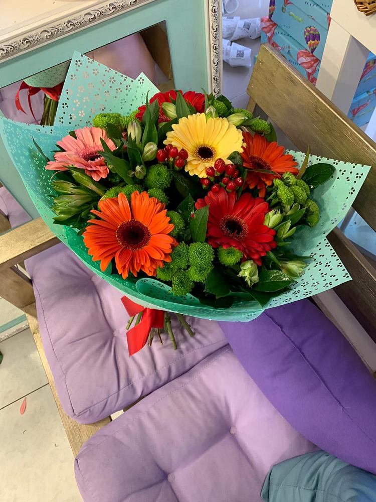 Букет цветов из: Герберы, Хризантемы и Альстромерии в Кизляре Республики Северная Осетия-Алания