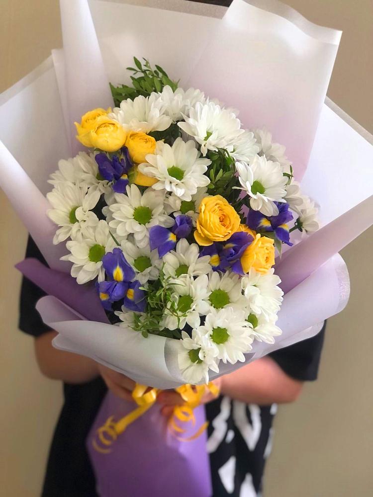 Букет цветов из: Ирисы, Хризантемы и Розы в Кизляре Республики Северная Осетия-Алания
