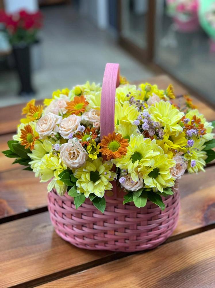 Цветочная композиция из Хризантемы и Розы в корзине в Кизляре Республики Северная Осетия-Алания