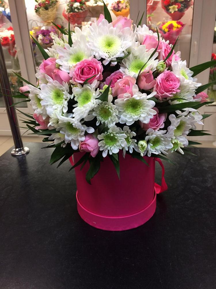 Цветочная композиция из Розы и Хризантемы в шляпной коробке в Кизляре Республики Северная Осетия-Алания