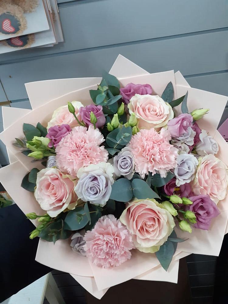 Букет цветов из: Розы, Гвоздики и Лизиантусы в Кизляре Республики Северная Осетия-Алания