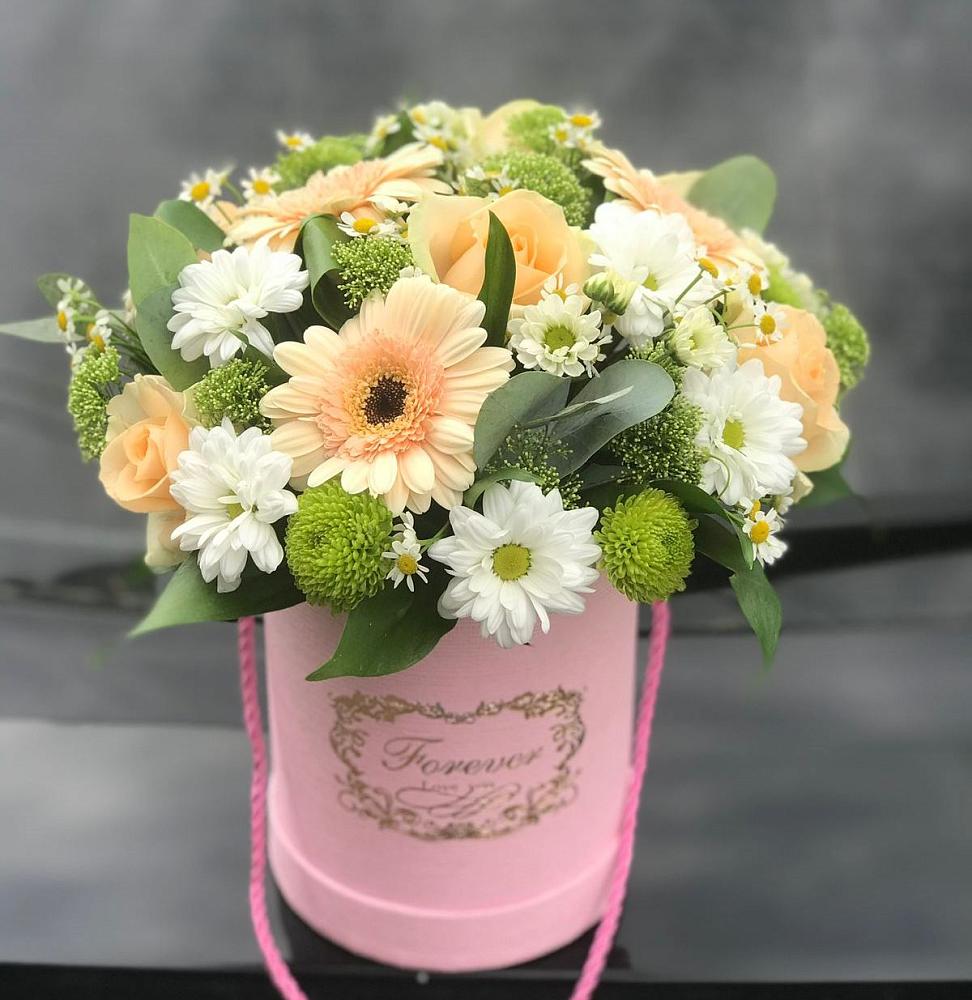 Цветочная композиция из Розы, Герберы и Хризантемы в шляпной коробке в Кизляре Республики Северная Осетия-Алания