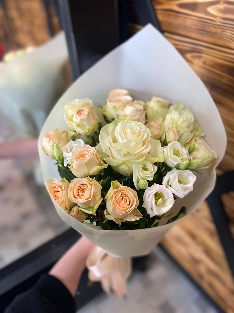 Букет цветов из: Розы и Лизиантусы в Кизляре Республики Северная Осетия-Алания